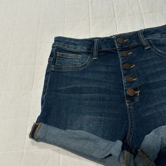 Sneak Peek Shorts - Picture 3 of 11